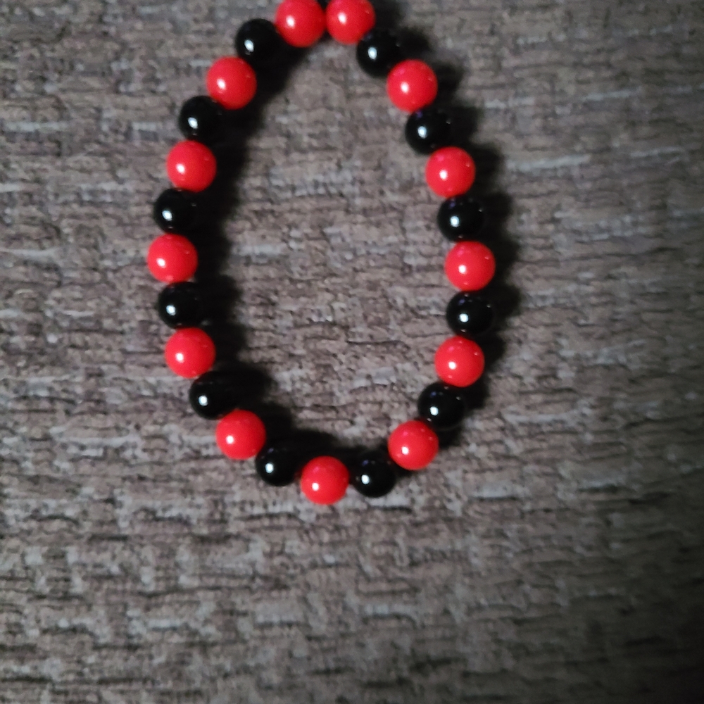 Chic Red and Black Beaded Bracelet